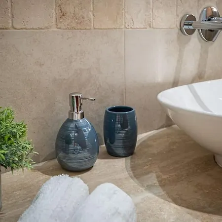 Sant'andrea Villa- 300m From The Beach- Easy Parking- Netflix-self Check-in וילה